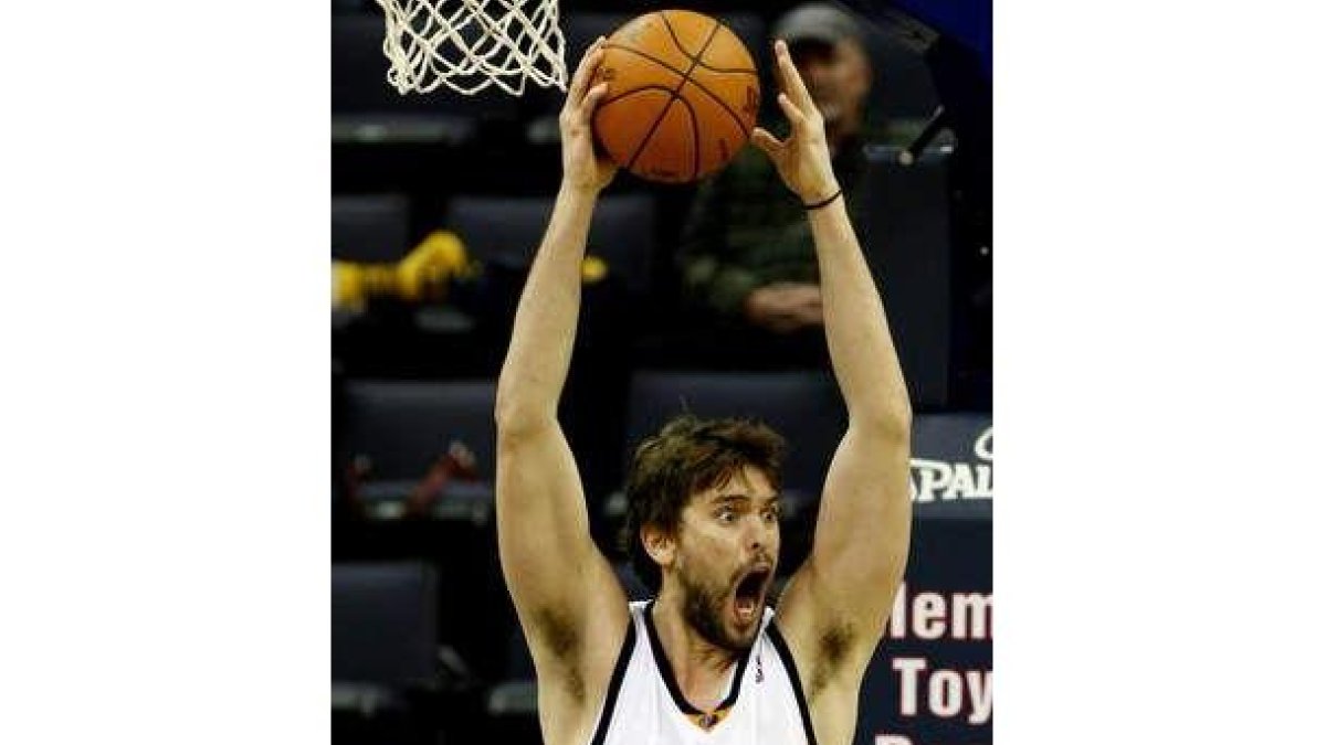Marc Gasol de los Grizzlies, captura un rebote .
