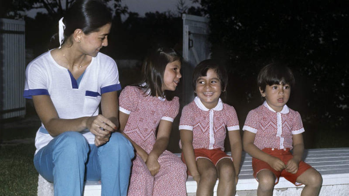 Isabel Preysler posa para la prensa acompañada de sus tres hijos mayores en una imagen de archivo.