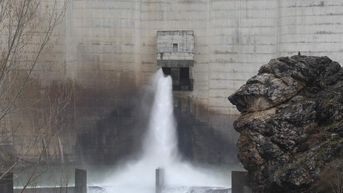 El agua de Riaño, en una foto de archivo, vuelve a ser objeto de disputa.