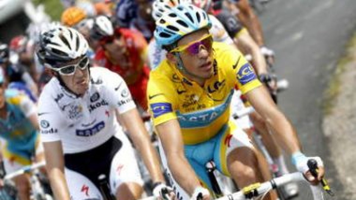 El español Alberto Contador (d) y el luxemburgués Andy Schleck durante la etapa.