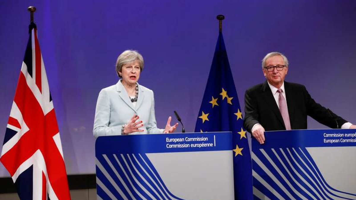 La primera ministra británica, Theresa May, y el presidente de la CE, Jean-Claude Juncker. O. HOSLET