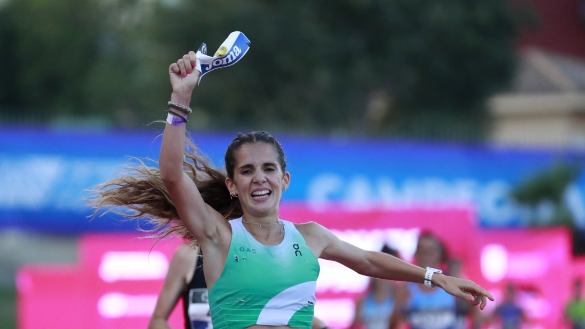 Marta García celebra su triunfo en los 5.000 metros del Nacional. RFEA/MIGUÉLEZ