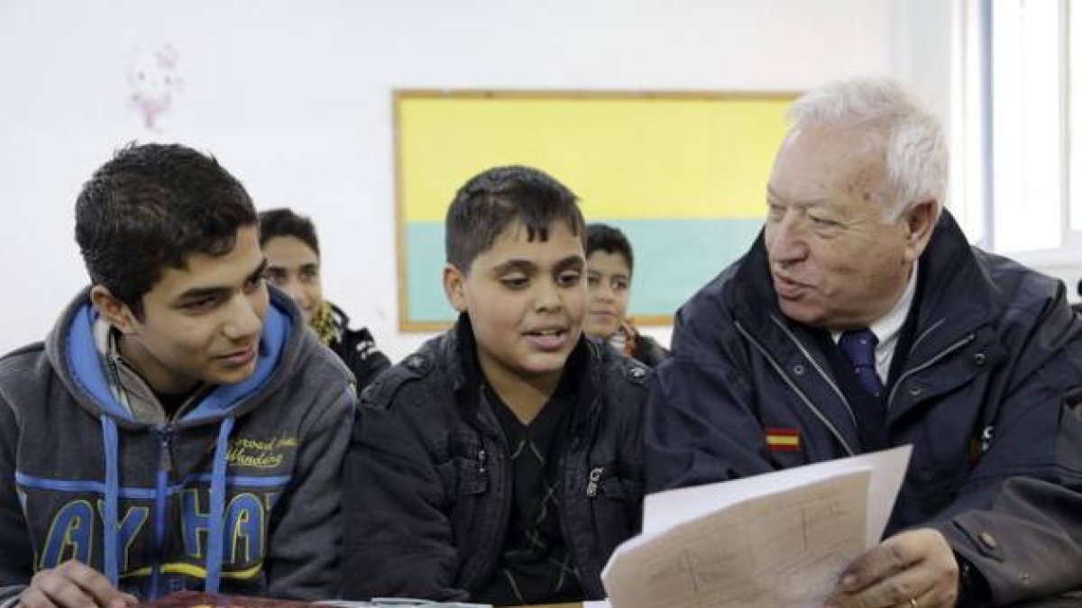 El ministro español de Asuntos Exteriores, José Manuel García-Margallo, conversa con los alumnos de una escuela de Gaza que ha visitado.