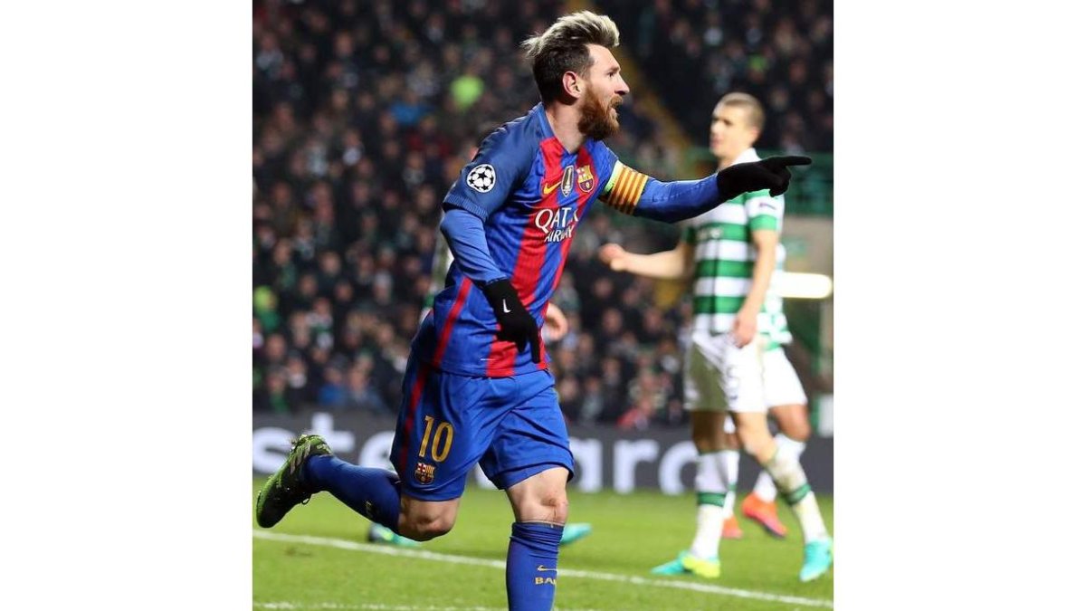 Messi corre para celebrar con sus compañeros uno de sus tantos. PERRY