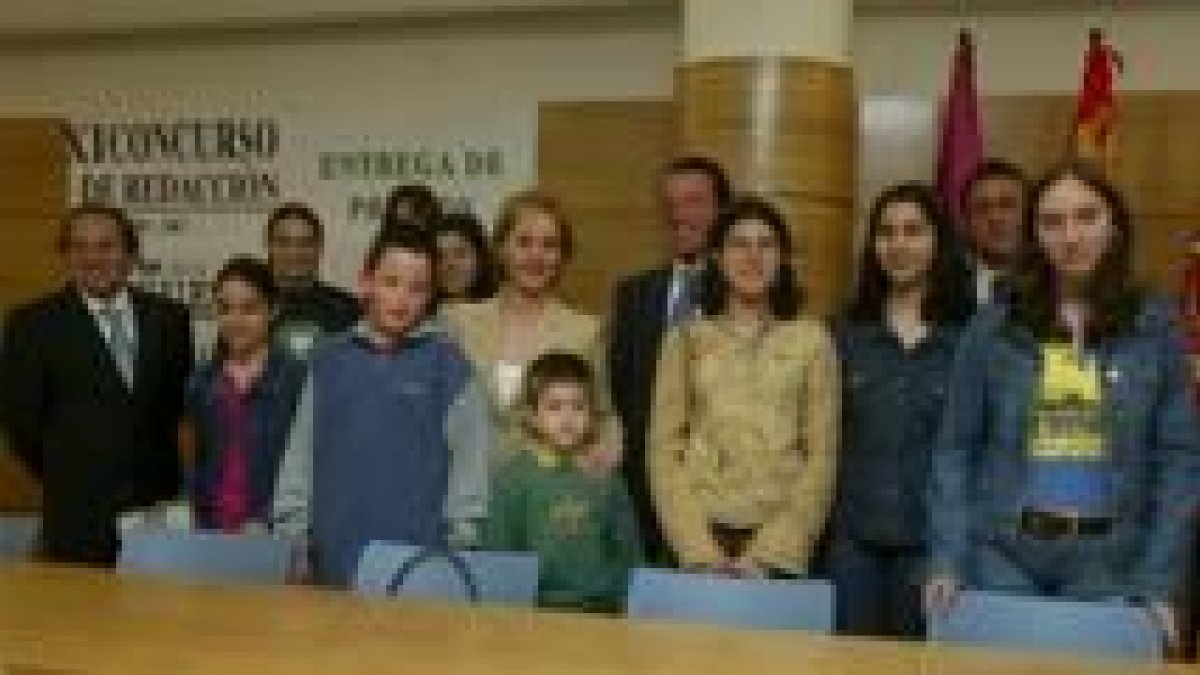 La consejera de Medio Ambiente entregó el galardón a Belén Álvarez ganadora de 4º ESO y Bachillerato