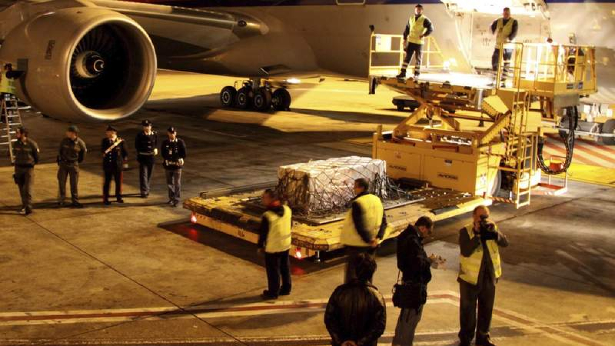 Los restos mortales de Simoncelli, a su llegada al aeropuerto.