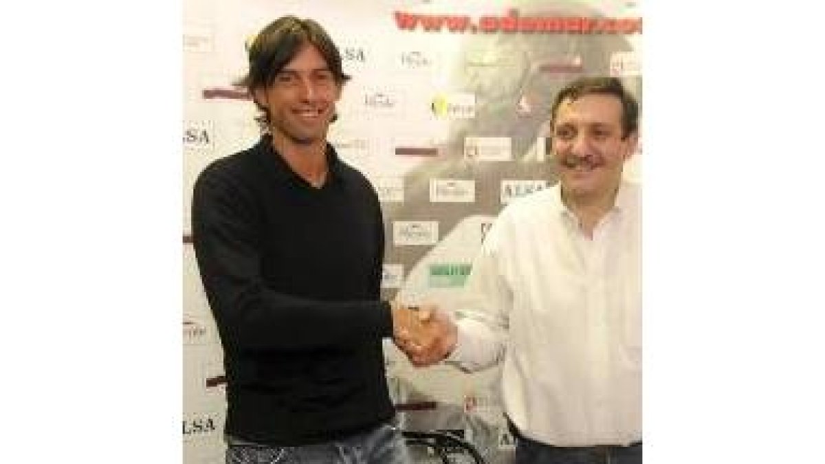 Jorge García Vega durante su presentación ayer con el presidente del Ademar