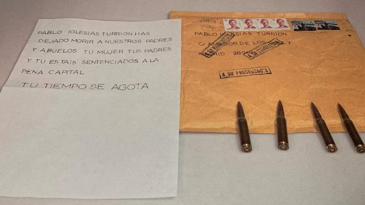 La carta con las amenazas y las balas que recibió Pablo Iglesias. TWITTER PABLO IGLESIAS