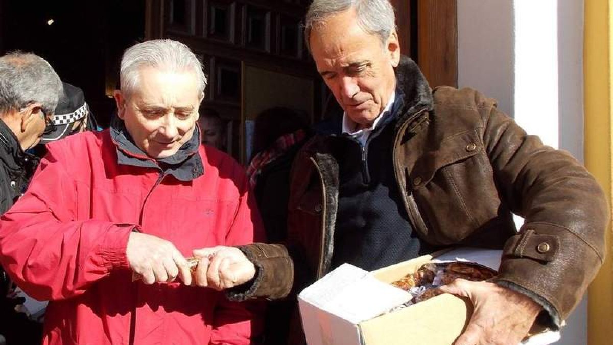 Como manda la tradición, tras la misa se procedió al reparto de almendras garrapiñadas.