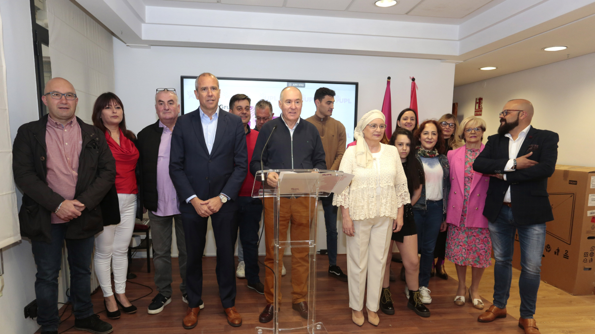 El candidato por UPL a la Alcaldía del Ayuntamiento de León, Eduardo López Sendino, presenta su candidatura. CAMPILLO / ICAL