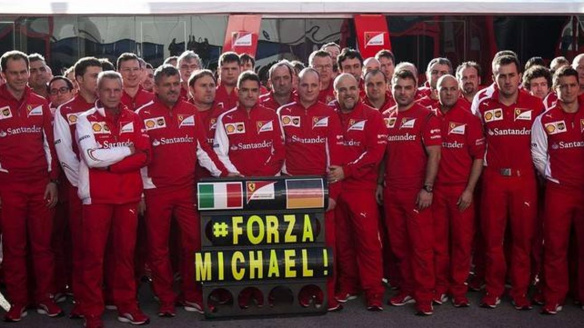 El equipo de Ferrari anima a Schumacher en el circuito de Jerez.