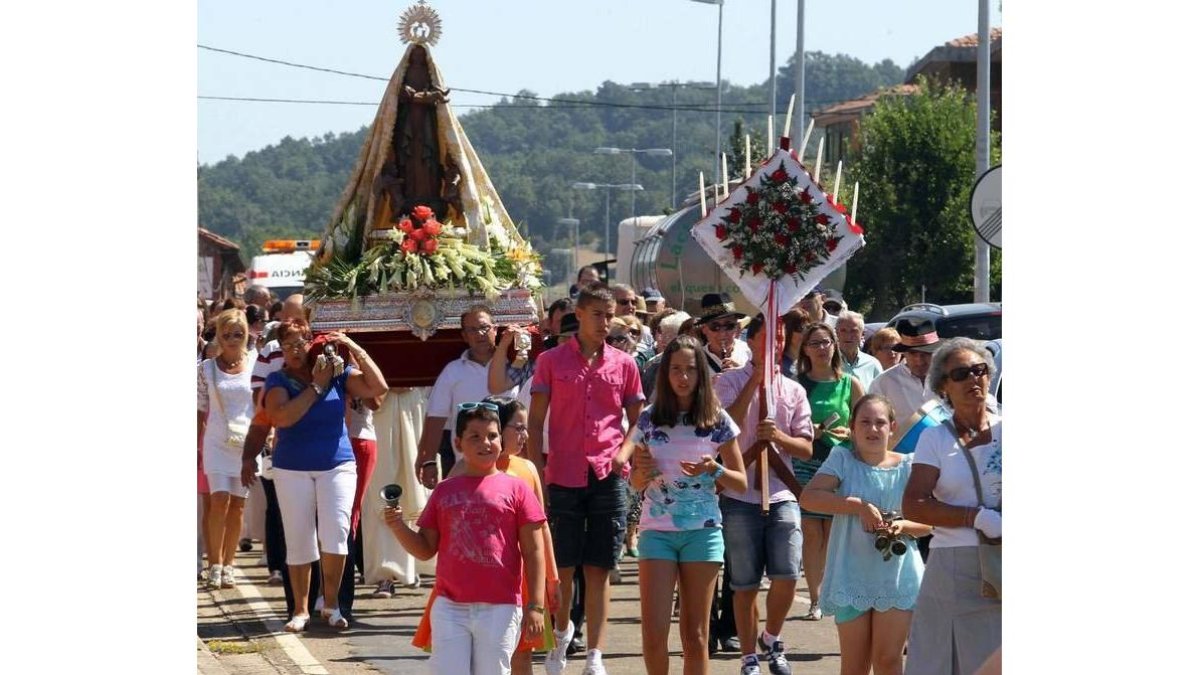 La romería de Boínas, con la talla de la Virgen precedida por el ramo leonés. RAMIRO