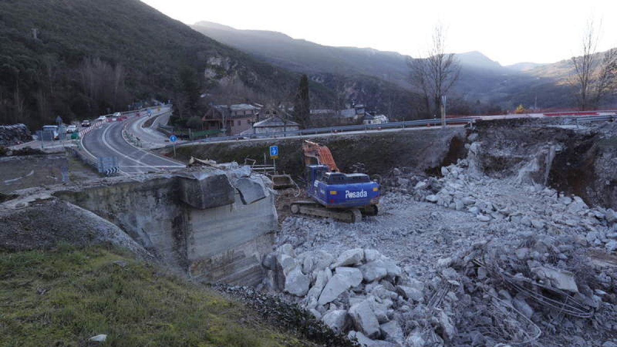 La carretera Nacional 120 en la zona de la curva de la Barosa, donde están cambiando un puente. A.F.B.