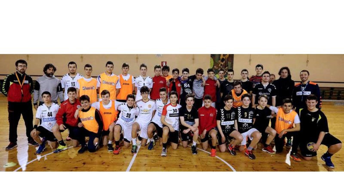 El contacto de los canteranos con el primer equipo es constante, e incluso algunos jugadores comparten entrenamientos con ellos.