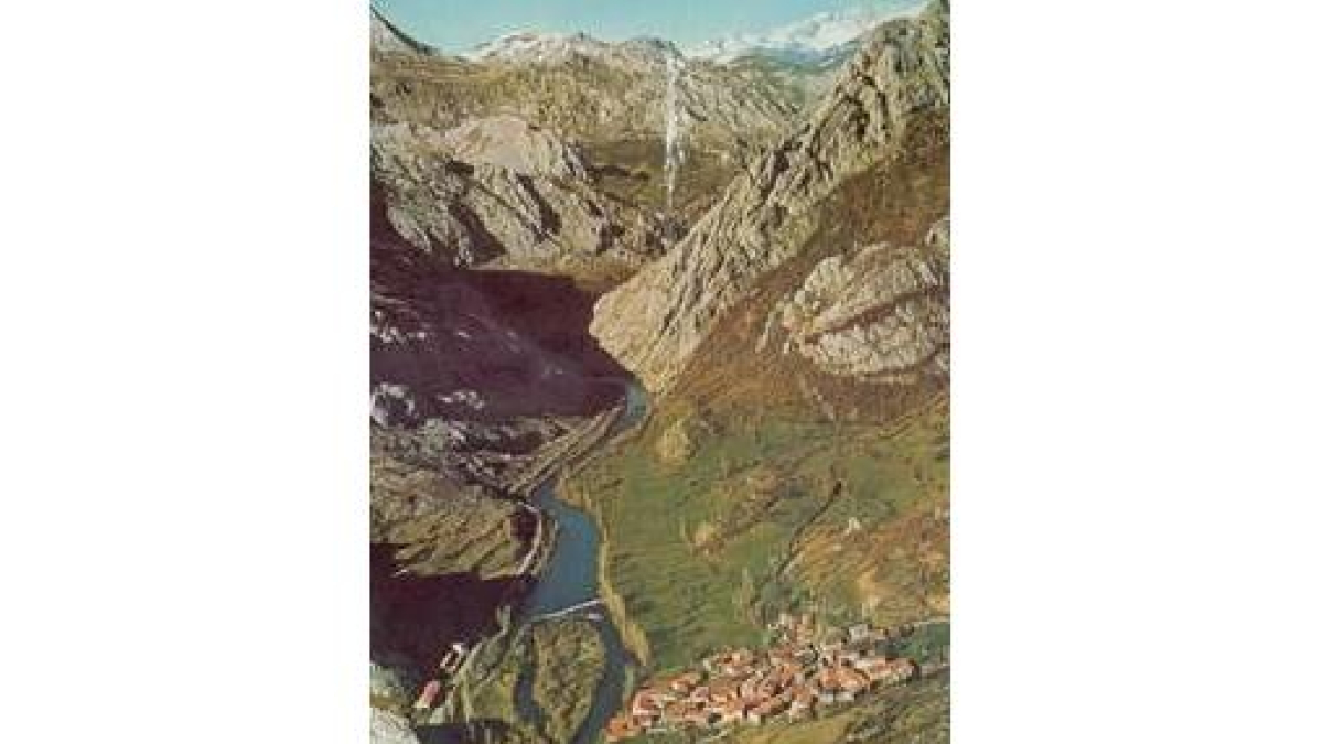 Vista originaria del Esla a su paso por Huelde, que hoy duerme bajo las aguas del pantano