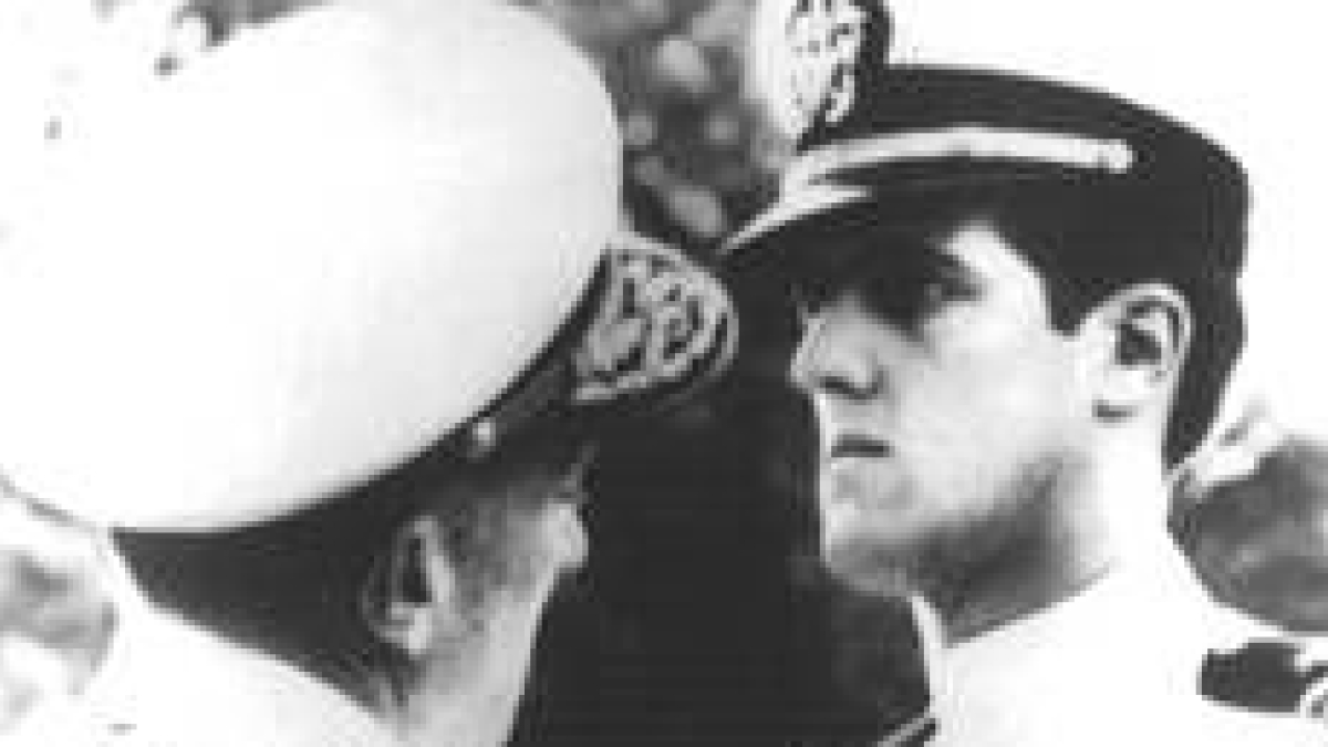 Bush, sentado en un F-102 mientras servía a la patria en la Guardia Nacional Aérea en Texas