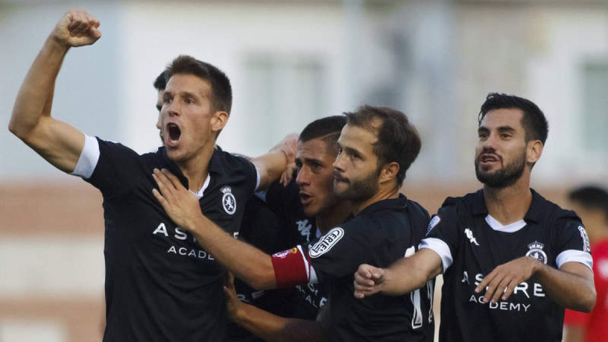 Señé celebra con rabia junto a sus compañeros el primer gol de Aridane. ALFREDO SANTOS