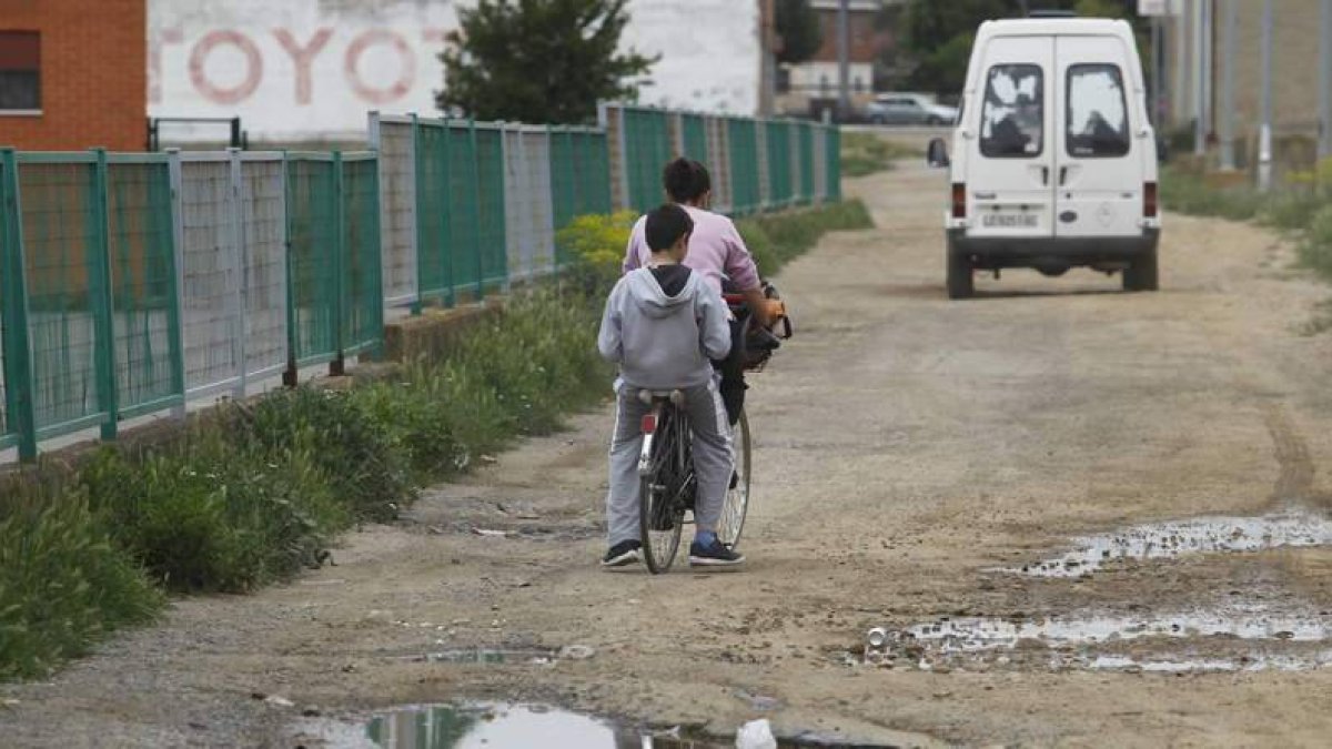 Un escolar y su madre, a la salida del colegio Padre Manjón hace escasos días.