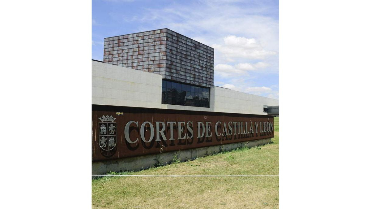 Vista exterior de la sede de las Cortes de Castilla y León en Valladolid.