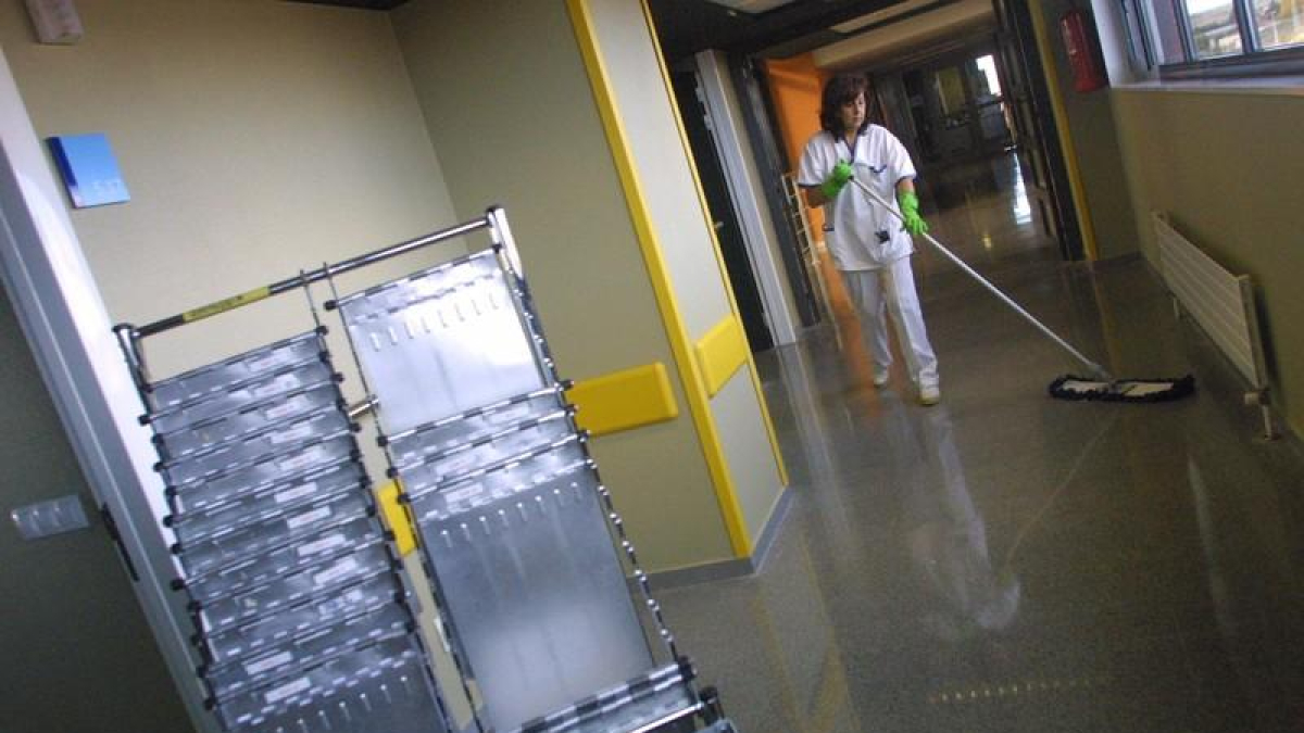 Una trabajadora limpia uno de las plantas del Hospital de León. Si no hay acuerdo antes, los trabajadores y trabajadoras de esa área se pondrán en huelga el lunes.