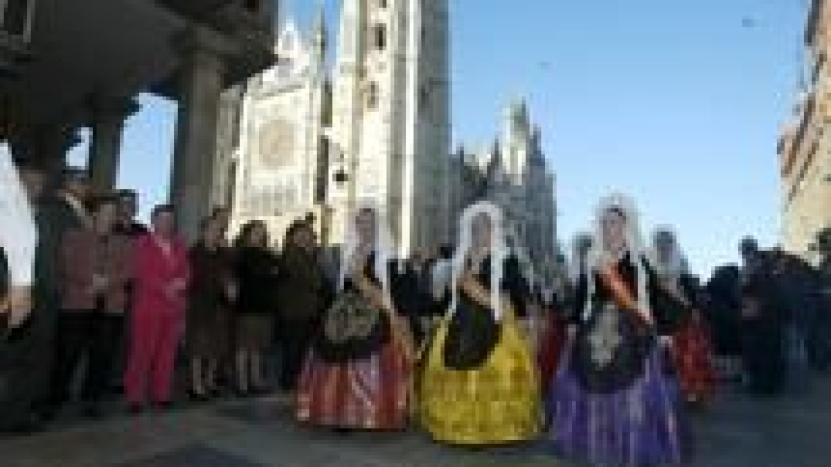 Las bellezas alicantinas desfilaron ayer por el centro de la ciudad