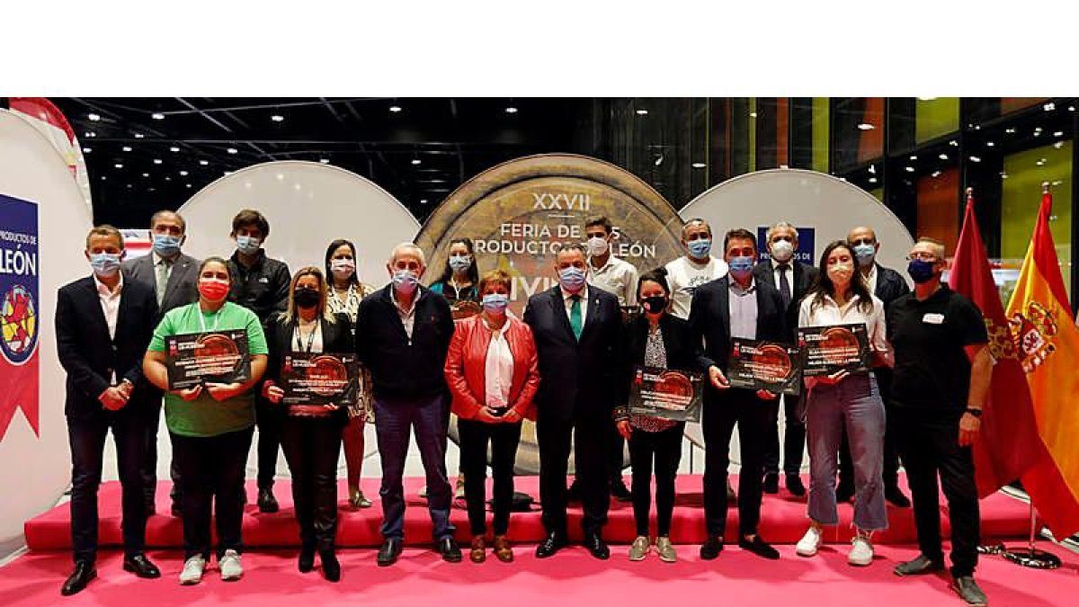 Foto de familia de los galardonados, junto al presidente de la Diputación y diferentes diputados, ayer en la clausura de la feria de los Productos de León. MARCIANO PÉREZ