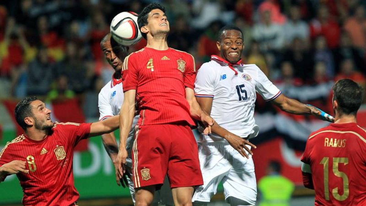 Bartra  salta a por un balón con Díaz, de Costa Rica, durante el partido amistoso en el estadio Reino de León