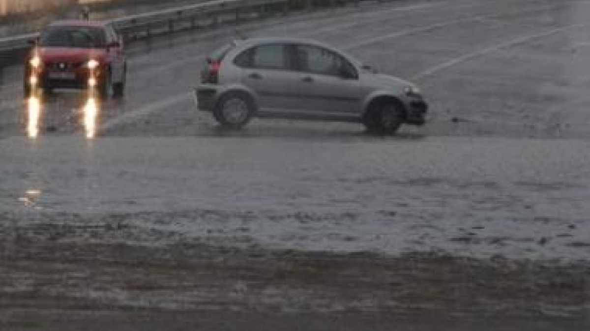 Balsas de agua se acumularon ayer en diversas carreteras ante la intensidad de la lluvia.