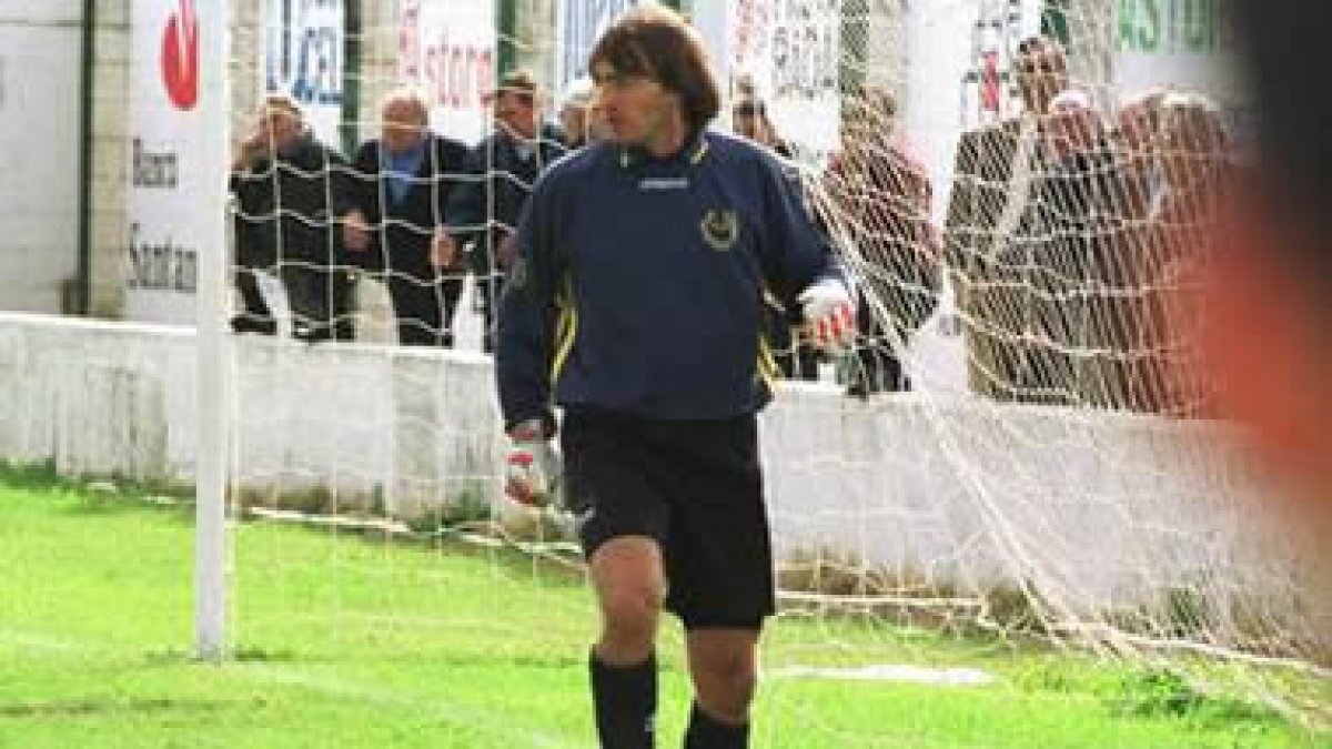 Luis Alberto Badeso cuando defendía la portería del Atlético Astorga en Tercera División.