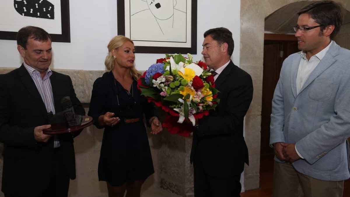 Marcos Martínez entrega un ramo de flores a Lidia, con Emilio Orejas y José Antonio Velasco.