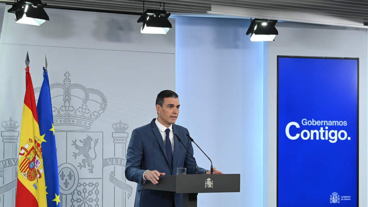 Pedro Sánchez, en la comparecencia institucional en La Moncloa ayer. BORJA PUIG DE LA BELLACASA
