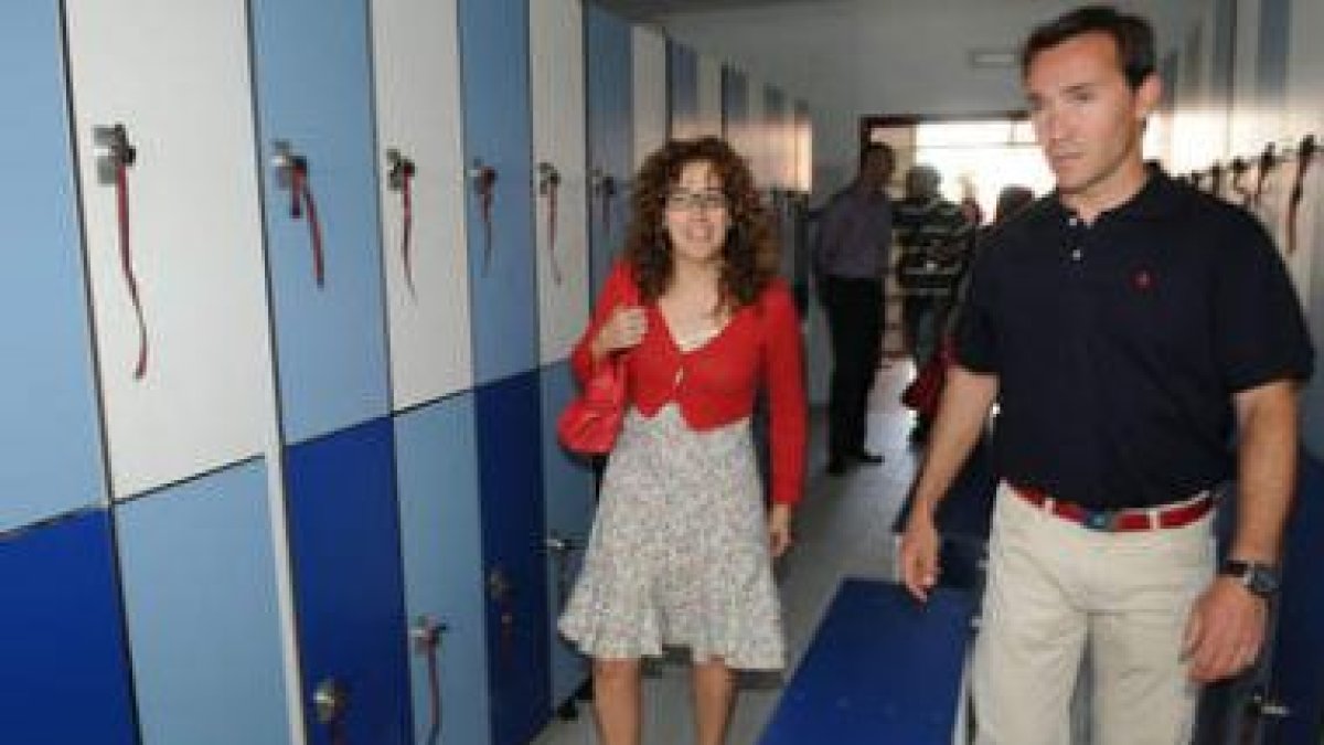 La concejala Natalia Rodríguez Picallo visitó ayer las piscinas municipales de La Palomera.