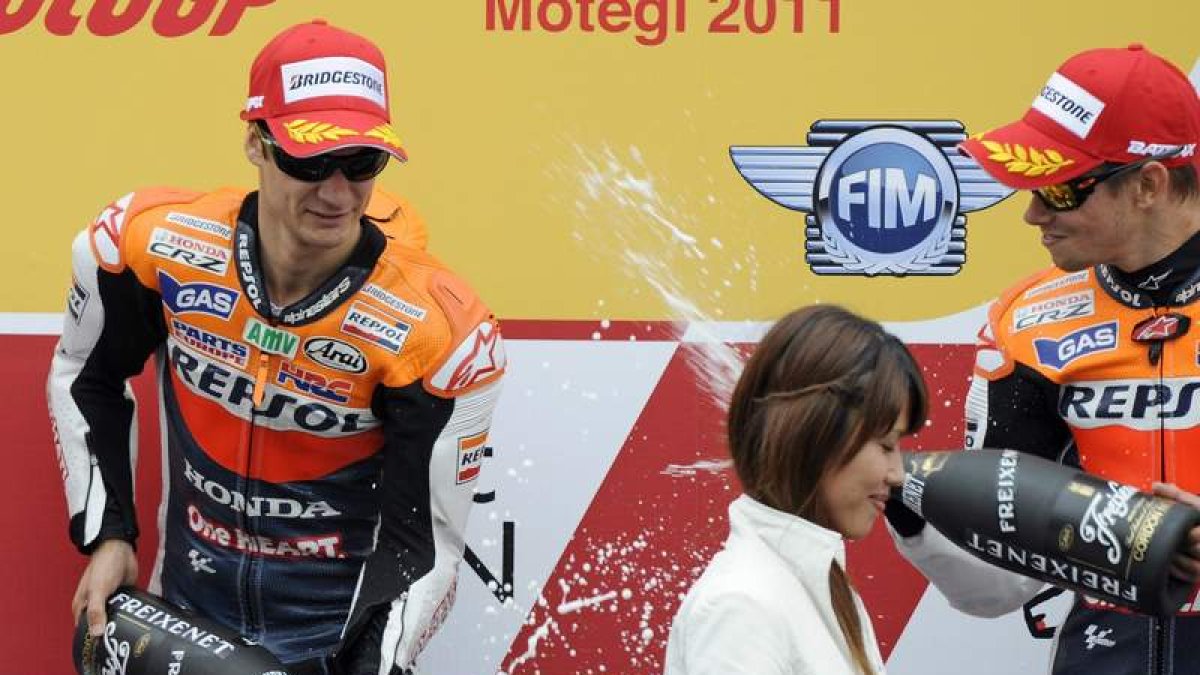Pedrosa celebra con cava su triunfo en Motegi. El piloto de Honda lograba para España el triunfo 400 en la historia del Mundial.