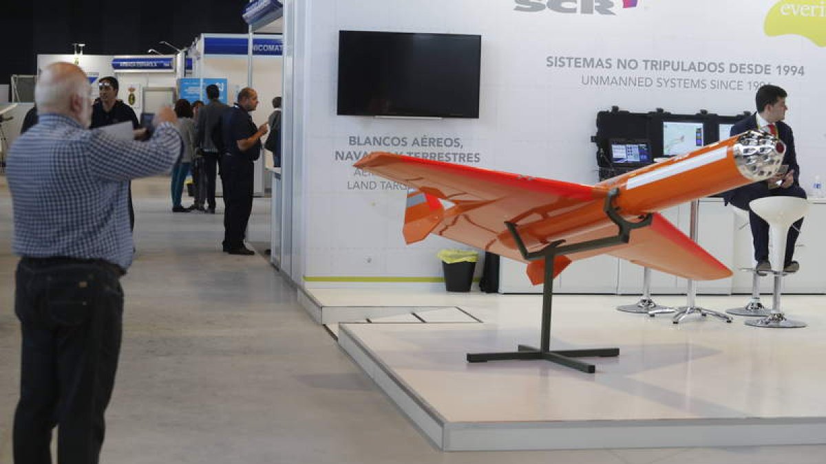 Los leoneses se acercaron a ver la exposición de drones. RAMIRO
