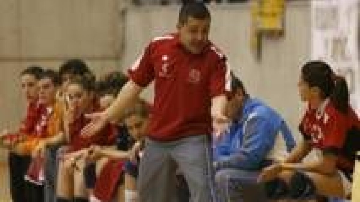 El técnico Diego Soto se desespera en el banquillo