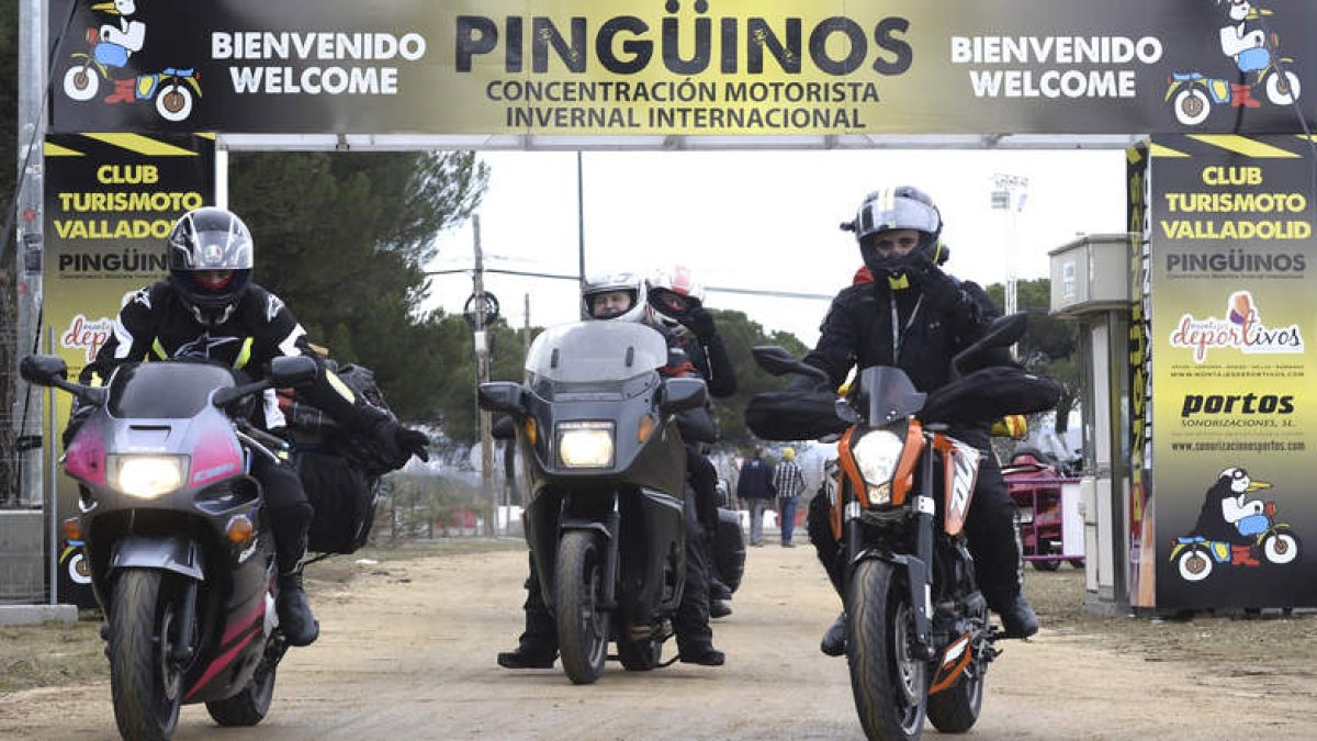 Los motoristas más madrugadores ya estaban ayer disfrutando de Pingüinos. NACHO GALLEGO