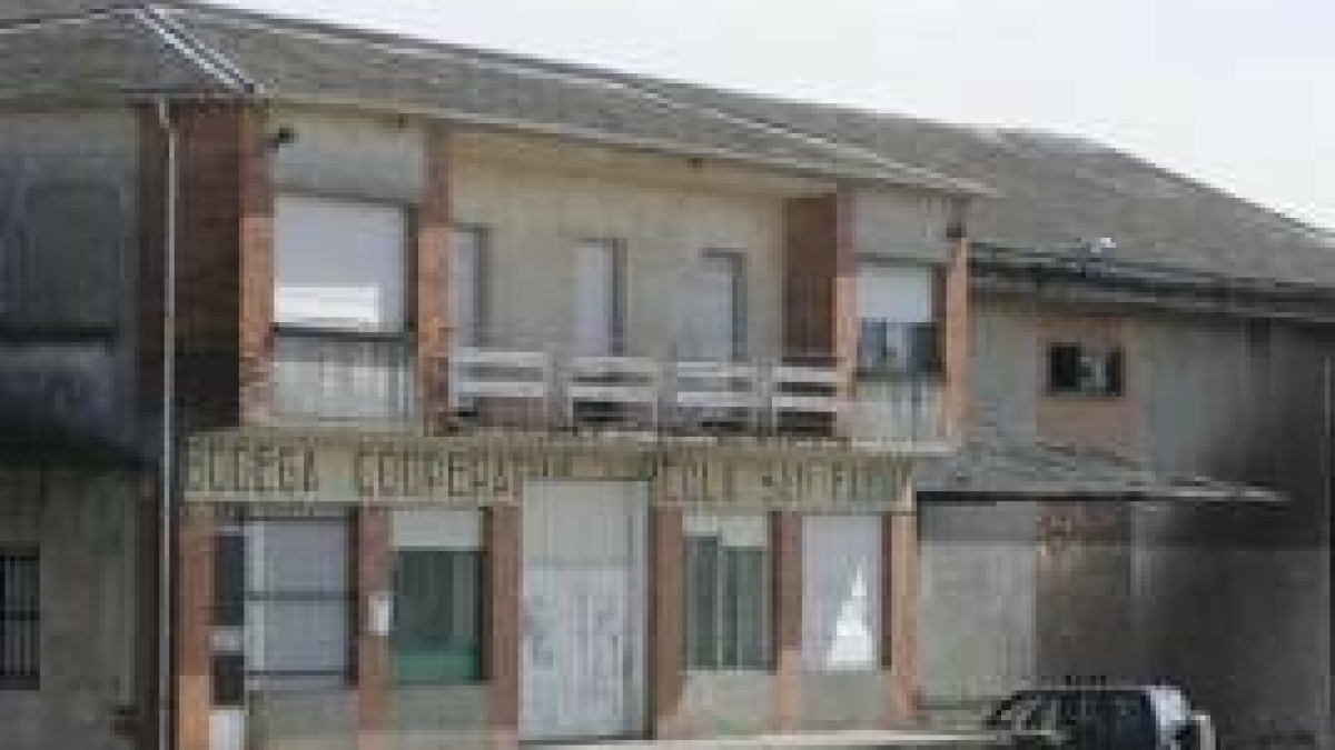 Imagen de las instalaciones de la cooperativa de Arganza, donde se almacenan 600.000 litros de vino