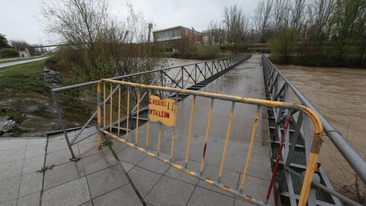El Ayuntamiento de León cierra la pasarela sobre el río Bernesga como medida de precaución ante la crecida del río