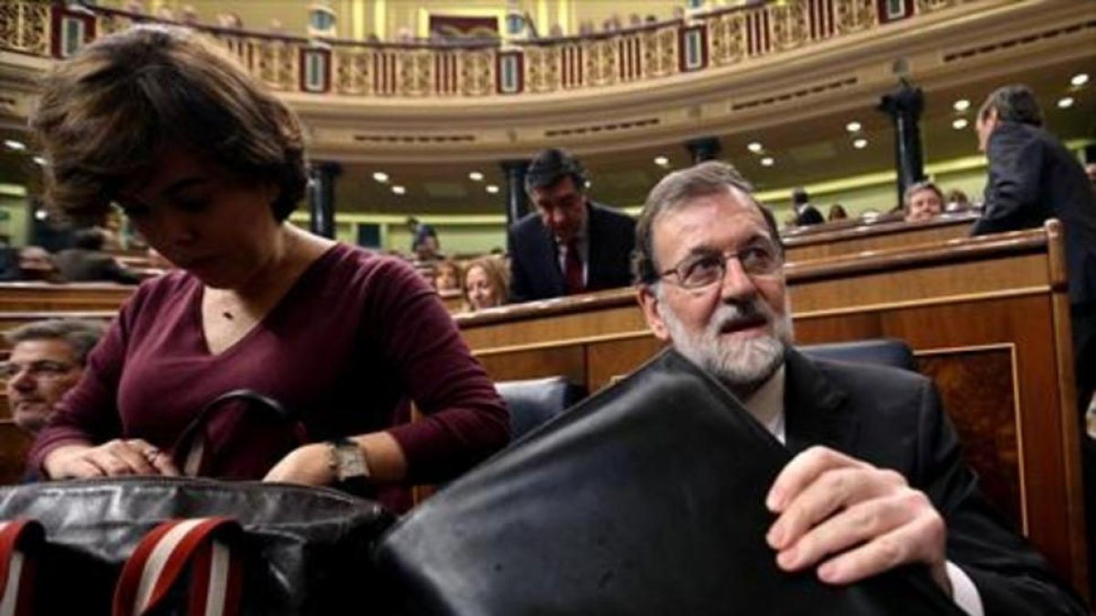 Rajoy y Sáenz de Santamaría, en el Congreso, ayer.