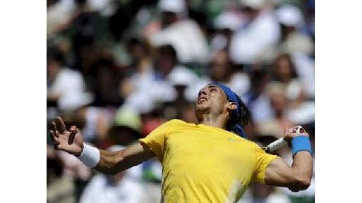 Nadal le lanza la pelota al estadounidense Roddick.