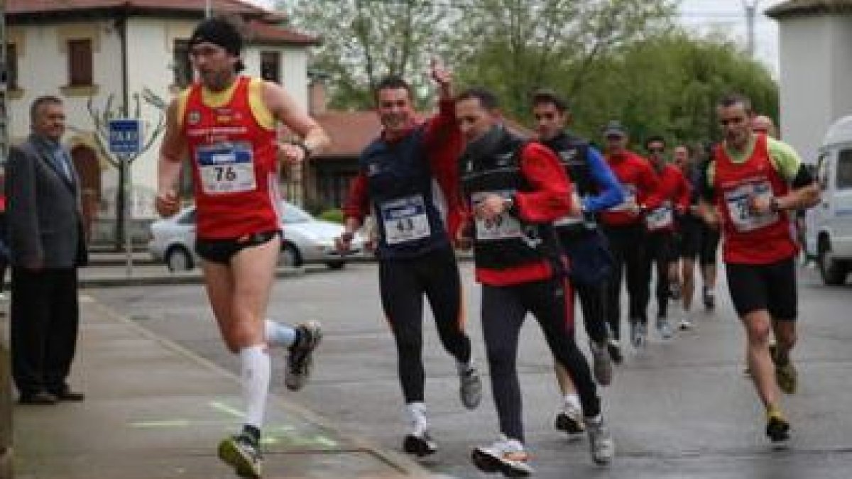 Diego Calzado (43) dejó por unas horas sus guantes de portero para probarse en el atletismo.