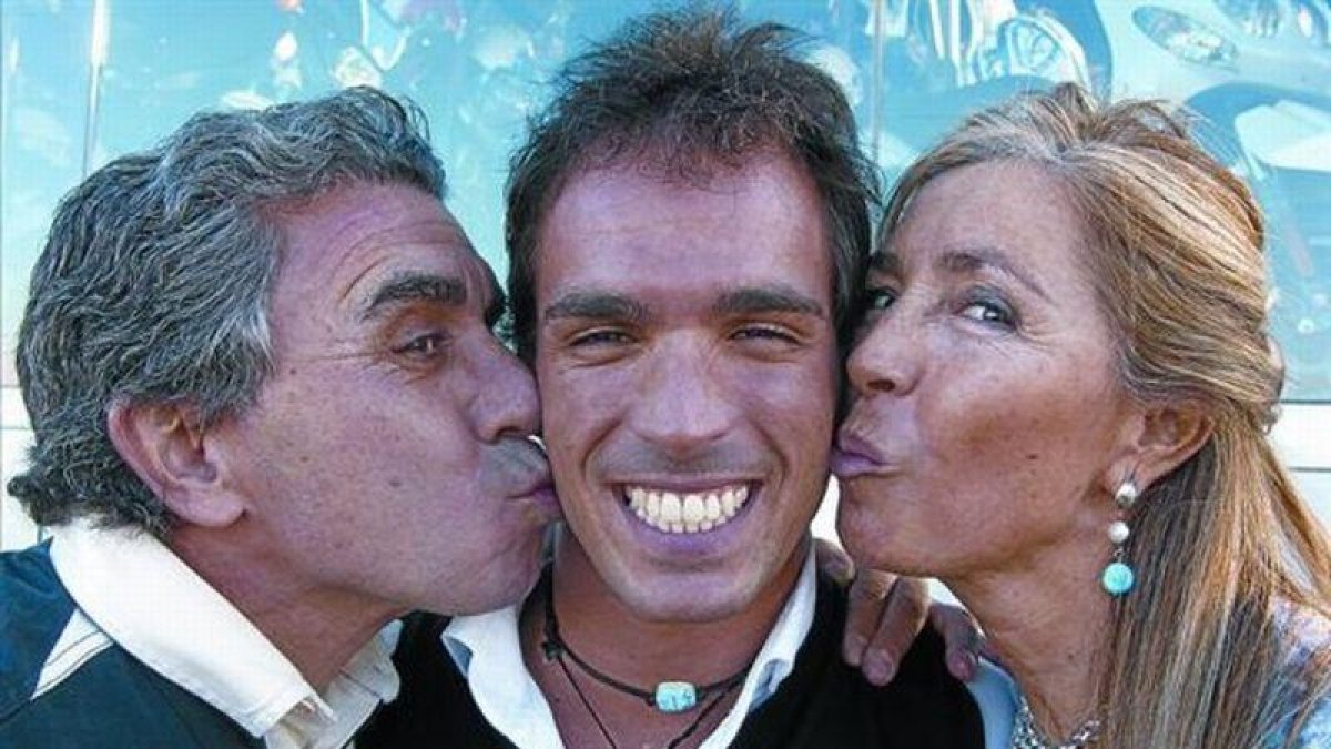 Toni y Mei, los padres de Elías, junto a su hijo.