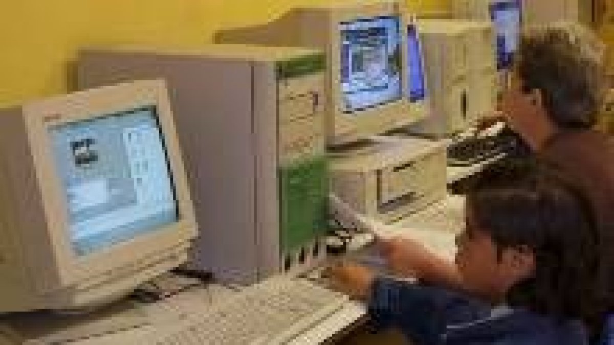 Una niña y su abuela, durante las clases que se imparten en la casa de cultura de Villablino