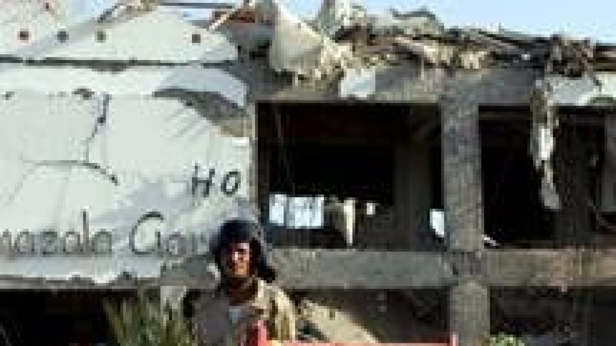 Fachada destruida del Hotel Ghazala Gardens después de una de las explosiónes