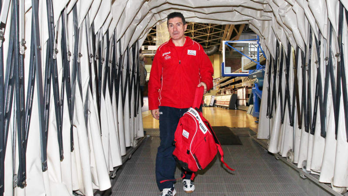Manolo Cadenas vuelve a dejar el Ademar. Ahora encamina sus pasos en dirección a la liga polaca con el Wisla.