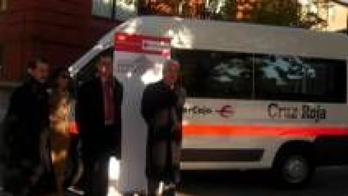 Ibercaja entregó dos unidades móviles nuevas a Cruz Roja