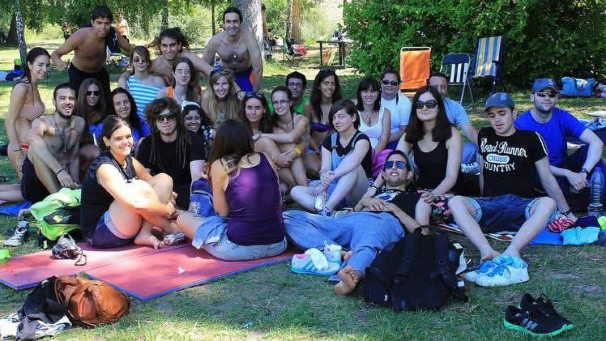 Un grupo de jóvenes disfruta del domingo junto al Curueño.