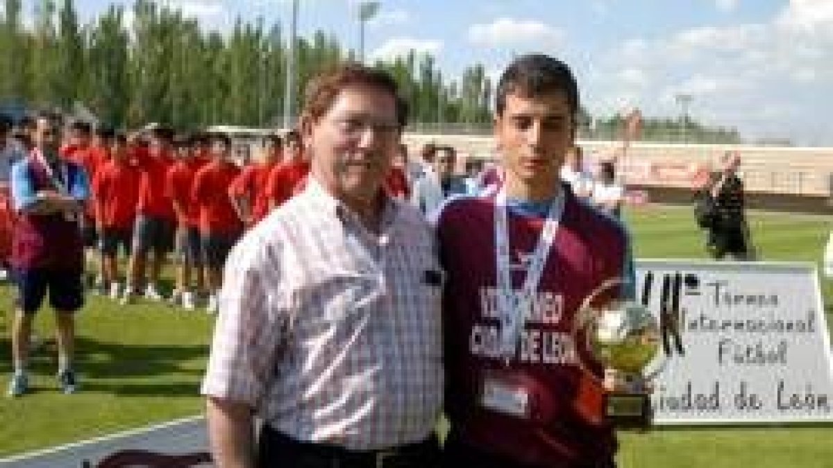 Domingo Cueto entregó al máximo goleador Cristian el trofeo Pichichi