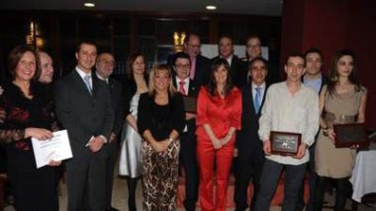 Los empresarios reconocidos y las autoridades posan tras la entrega de premios.