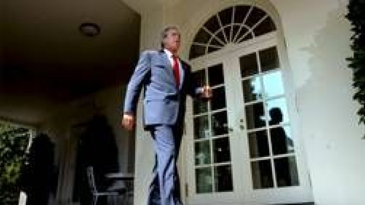 Bush sale del despacho oval y se dirige a los jardines de la Casa Blanca